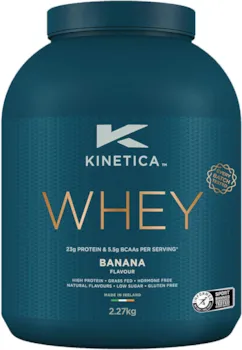 Produktbild von Expertenbewertung Kinetica Whey Protein Pulver Banane 2,27kg, Whey Protein, 23g Protein, 76 Portionen inkl. gratis Messbecher, Eiweißpulver, Whey Protein Pulver aus EU Weidehaltung, Super Löslichkeit u. reiner Geschmack